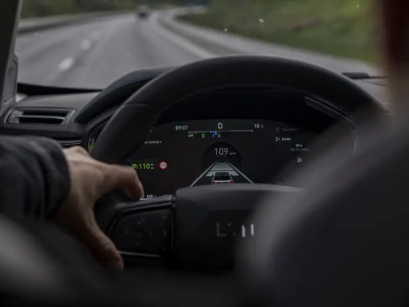 Tempomat adaptiv Lynk & Co 01